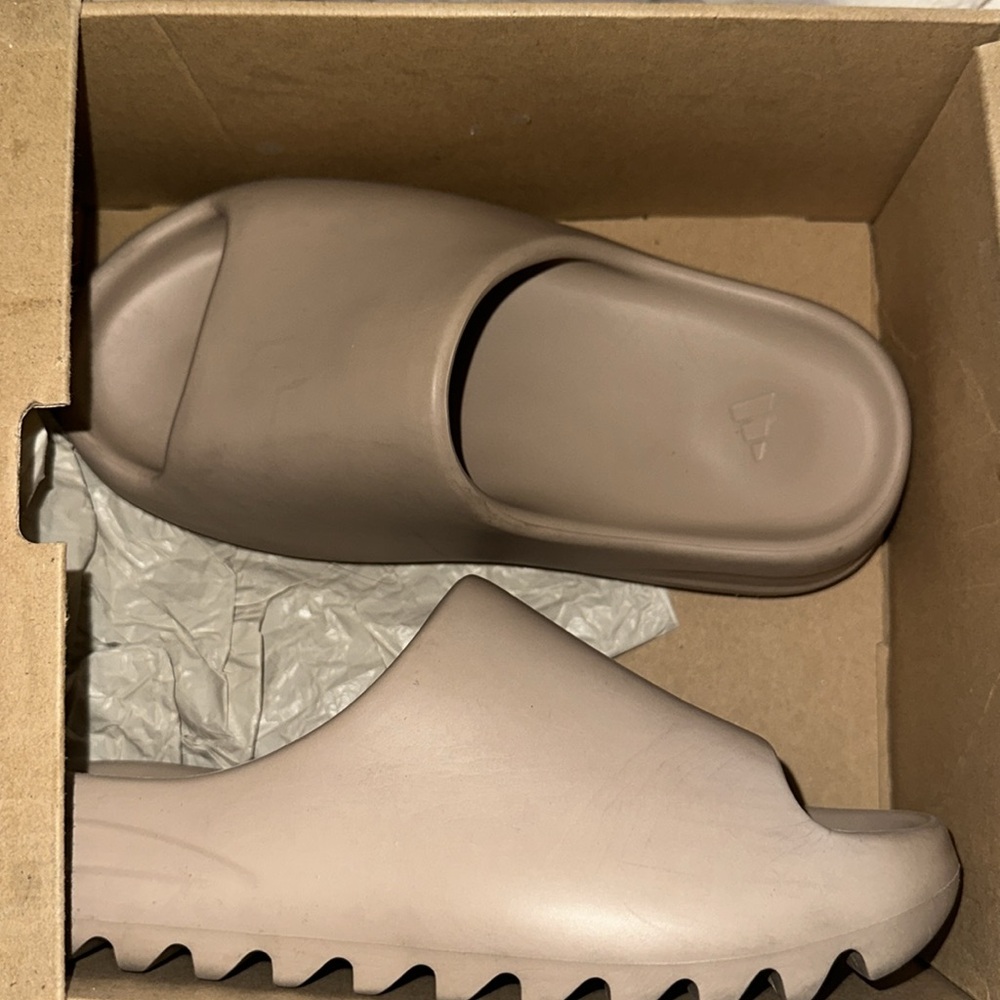 Yeezy slides - Picture 1 of 4
